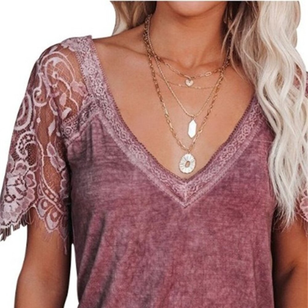 NWT, v-neck tee with lace details in blush, size M